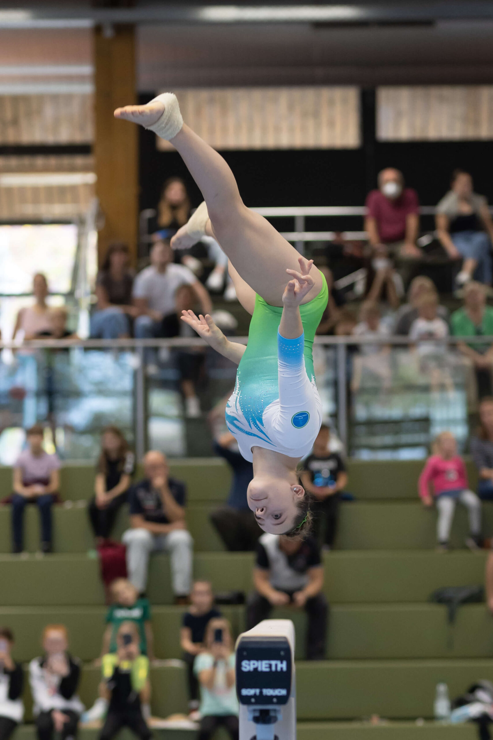 Alessia Anderes Seitwärtssalto auf 10cm