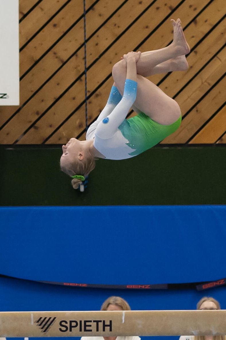 Annika Jooss Salto rückwärts auf dem Balken