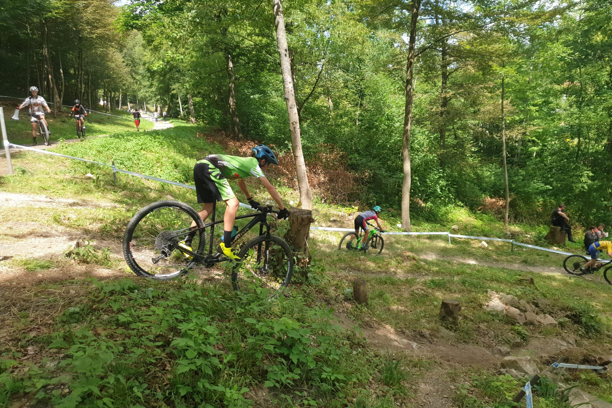 Lias Schmid in einer Downhill Passage