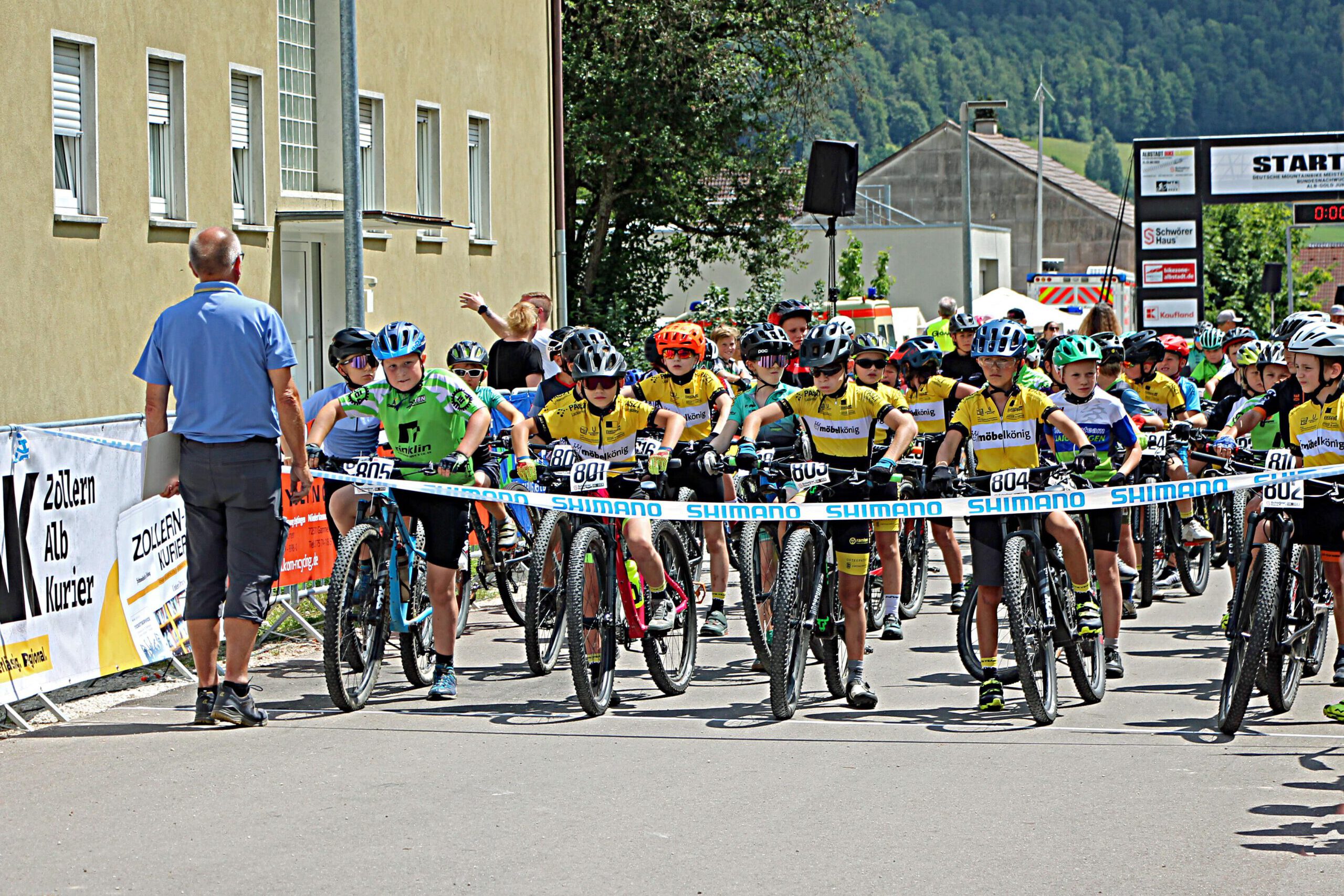 Start, Fabian Henzler in der ersten Reihe