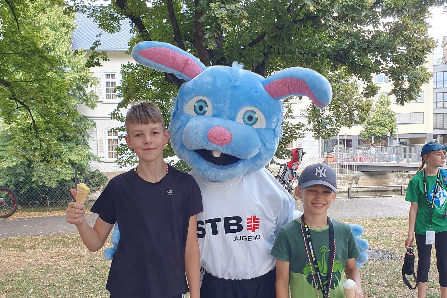 Karl und Robert mit Maskottchen Turni