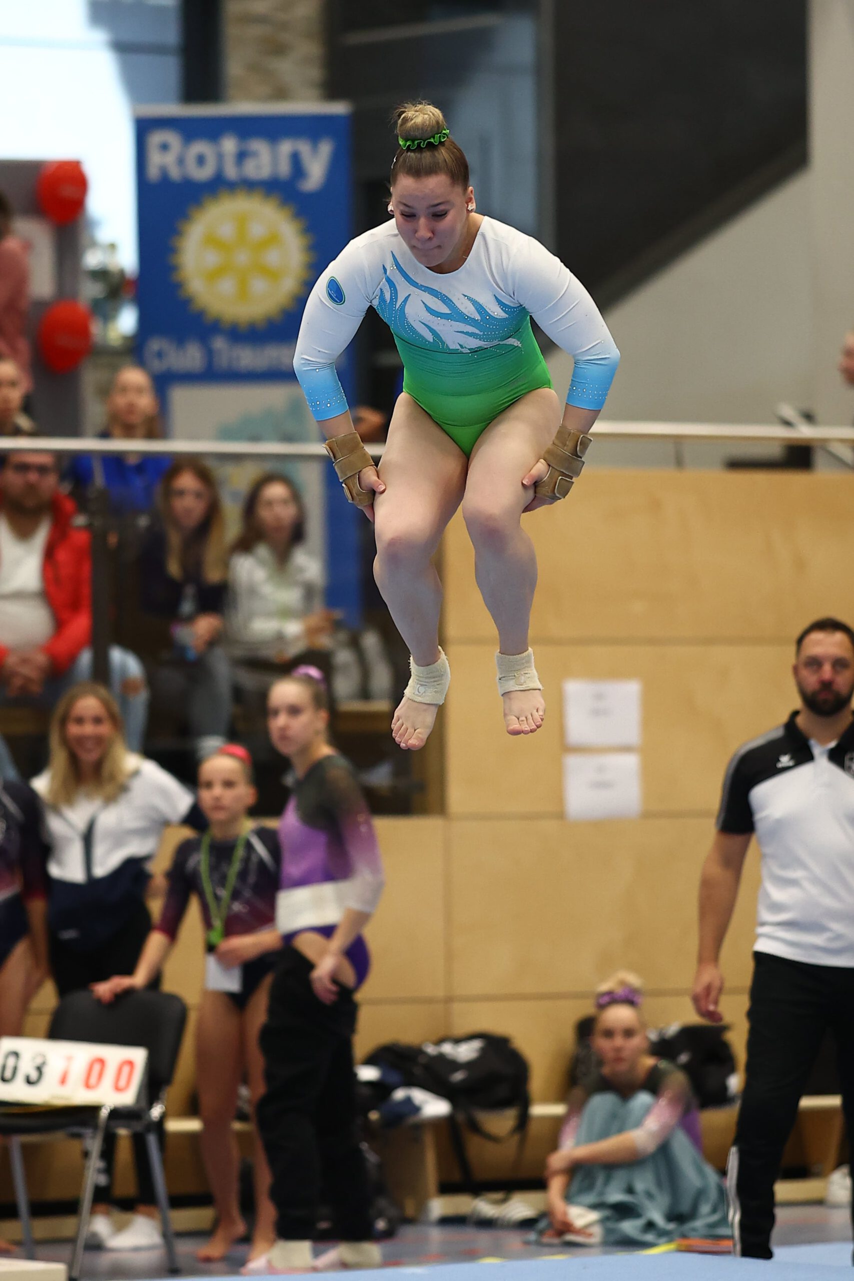 Alessia Anderes beim Doppelsalto am Boden