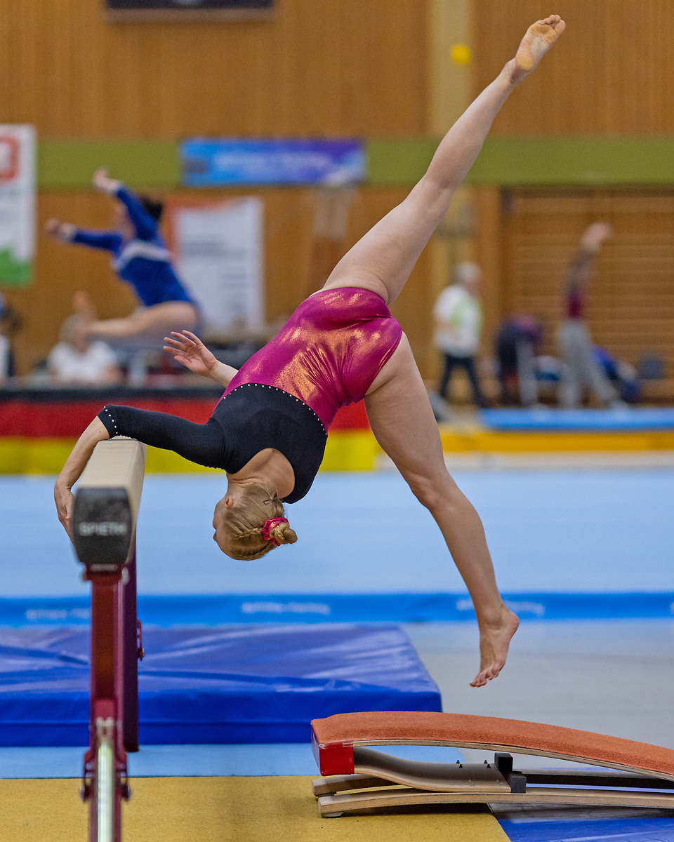 Annika Jooss beim Aufgang am Schwebebalken