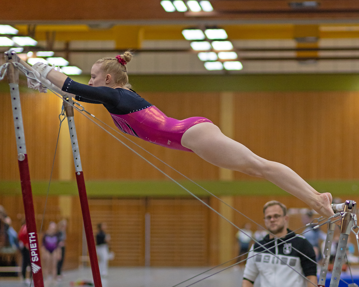 Annika Jooss am Stufenbarren