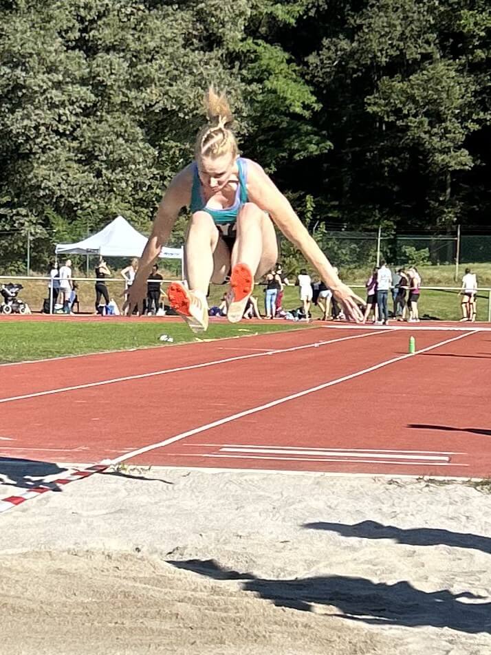 Annika Jooss beim Weitsprung