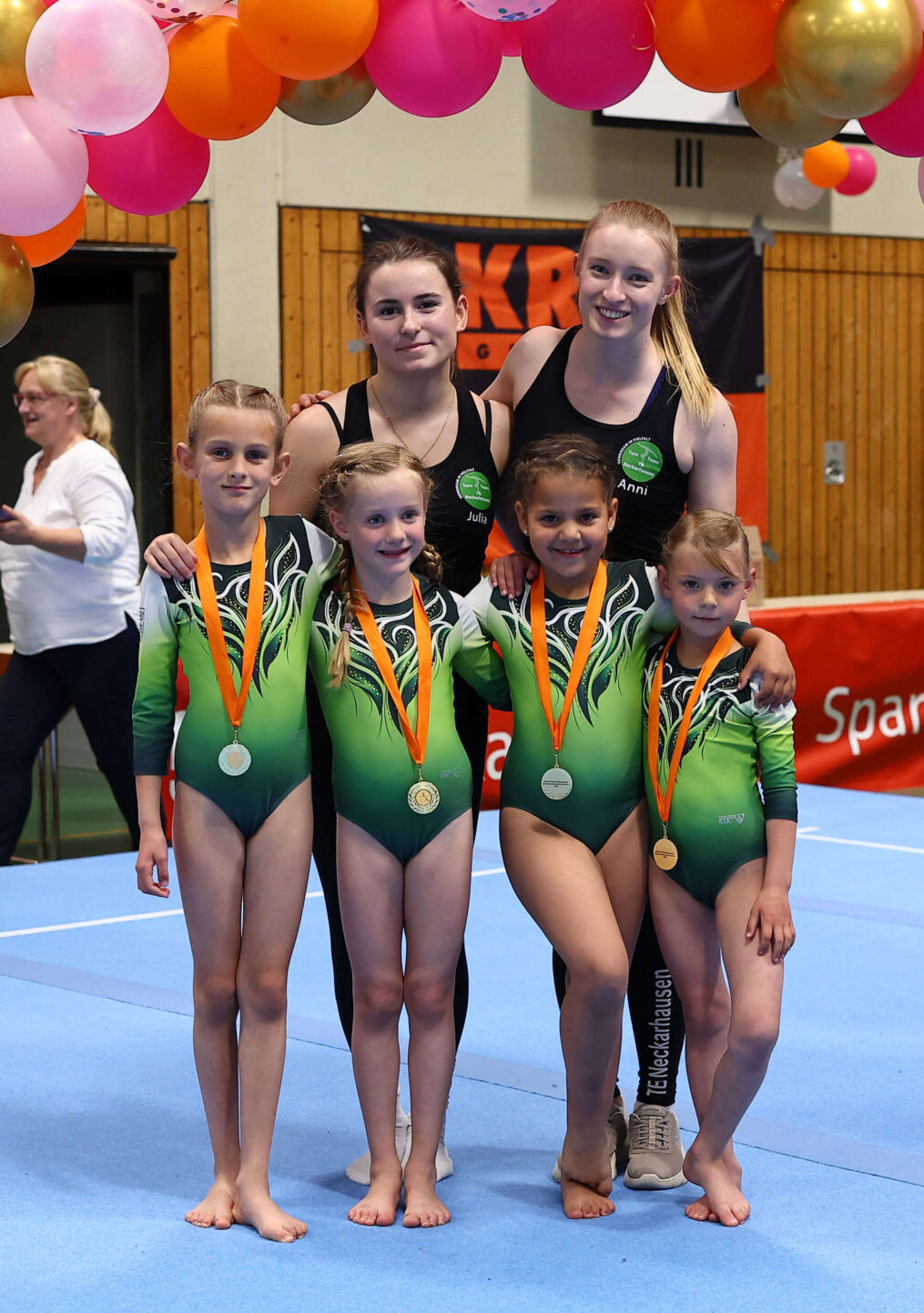 Trainerinnen Julia Renzler & Annika Jooss mit Turnerinnen v.l.n.r.: Ida Pokolm, Pia Speidel, Nika Wölflick, Laura Zahn Trainerinnen Julia Renzler & Annika Jooss mit Turnerinnen v.l.n.r.: Ida Pokolm, Pia Speidel, Nika Wölflick, Laura Zahn
