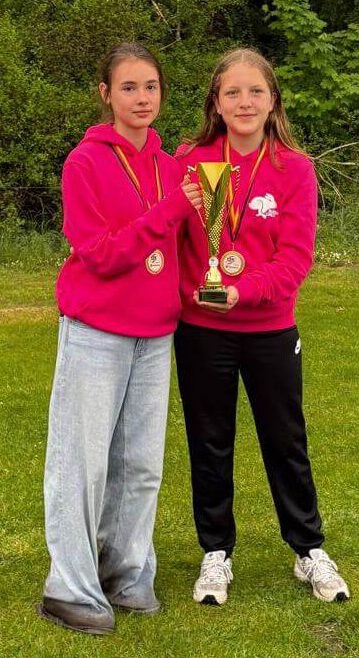 Ina Breisch und Sophia Ziebart Ina Breisch und Sophia Ziebart mit Pokal