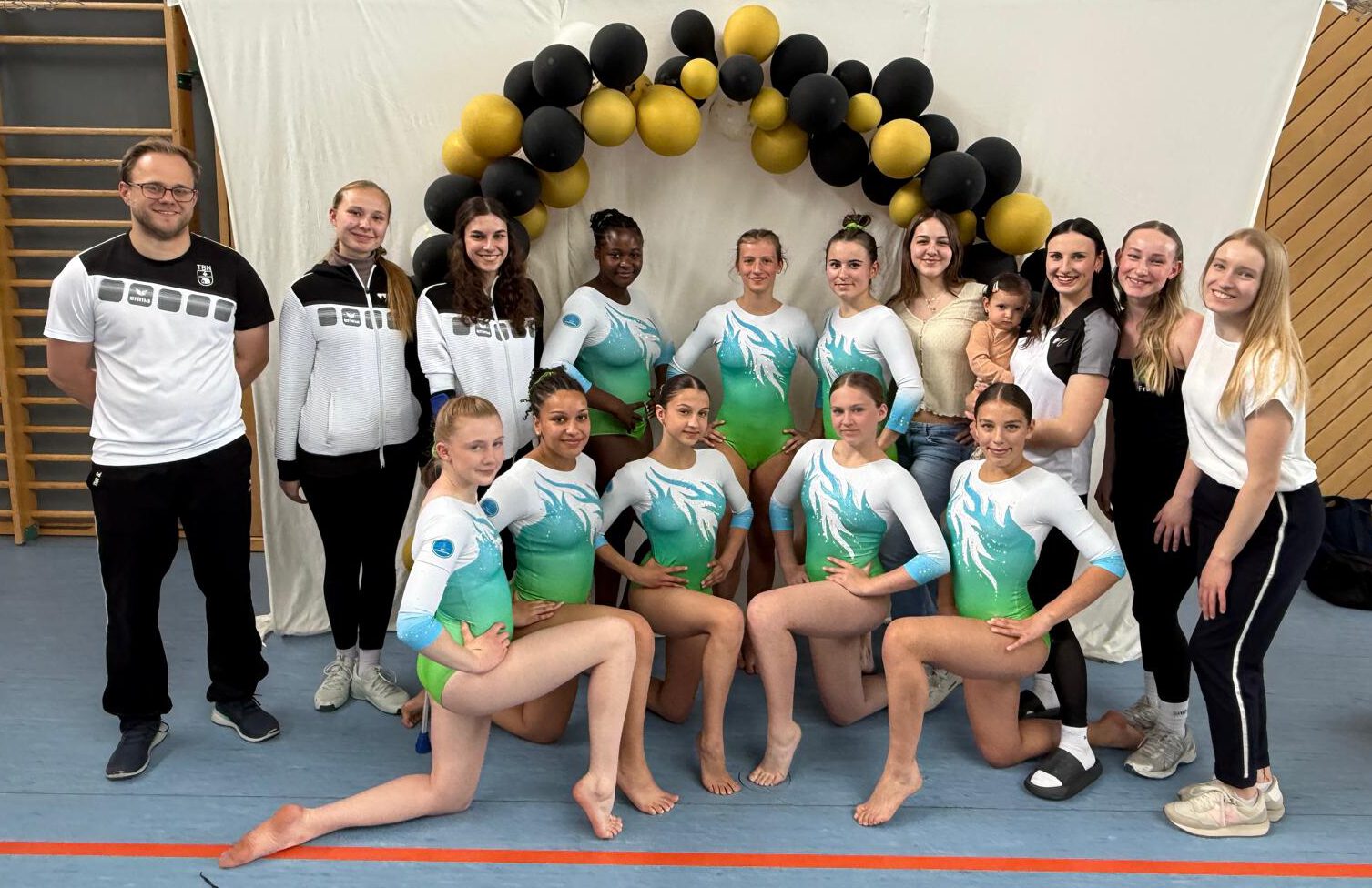 Das gesamte Team mit Trainer:innen und Kampfrichterin Das gesamte Team mit Trainer:innen und Kampfrichterin
