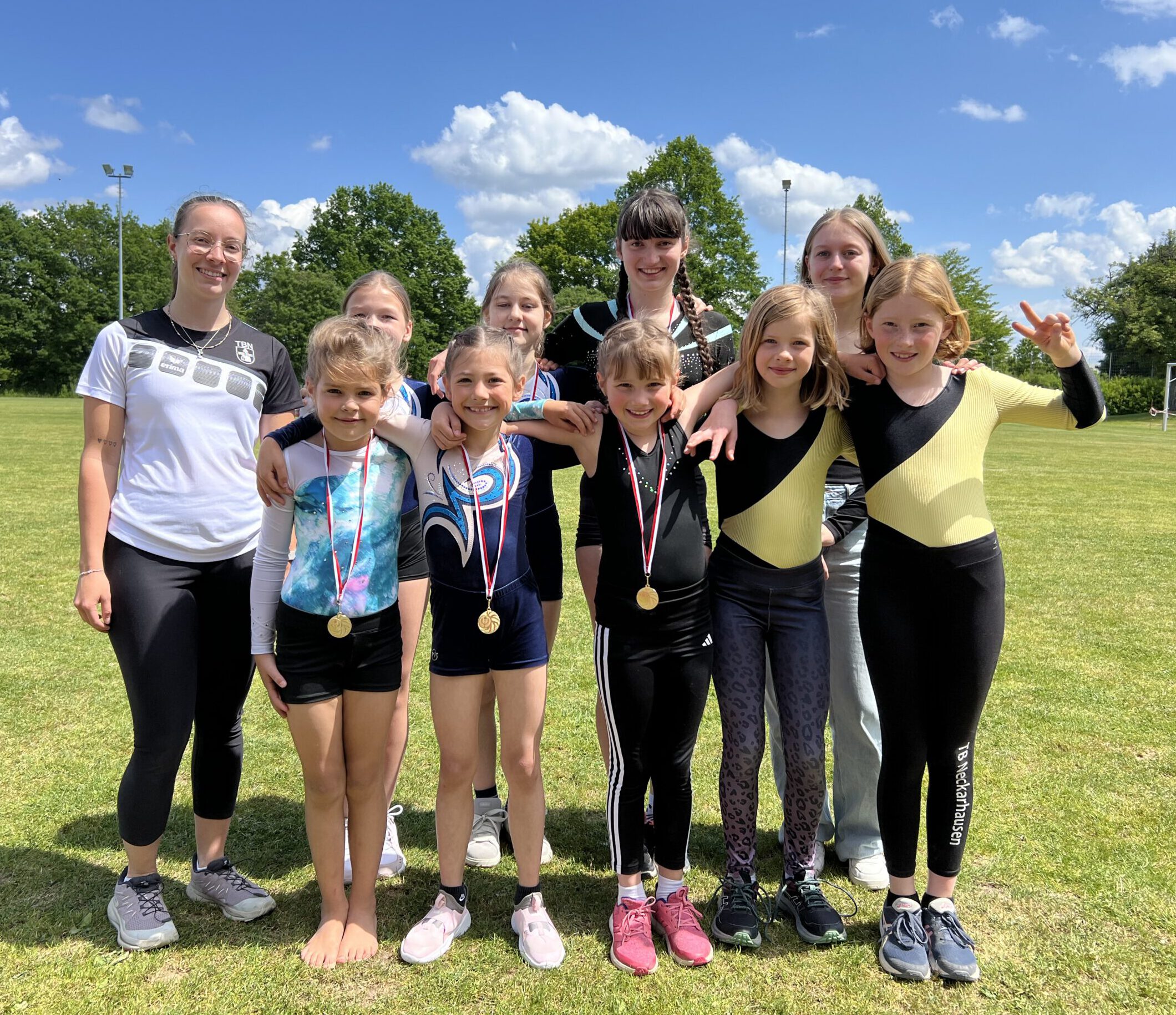 Hinten v.l.n.r.: Trainerin Rebecca Pahl, Sofiia Tepla, Pia Class, Natalie Krabbe, Trainerin Franziska; Vorne v.l.n.r.: Helena Micko, Lea Schmidt, Frieda Geismar, Frieda Mai, Pauline Geismar Hinten v.l.n.r.: Trainerin Rebecca Pahl, Sofiia Tepla, Pia Class, Natalie Krabbe, Trainerin Franziska; Vorne v.l.n.r.: Helena Micko, Lea Schmidt, Frieda Geismar, Frieda Mai, Pauline Geismar