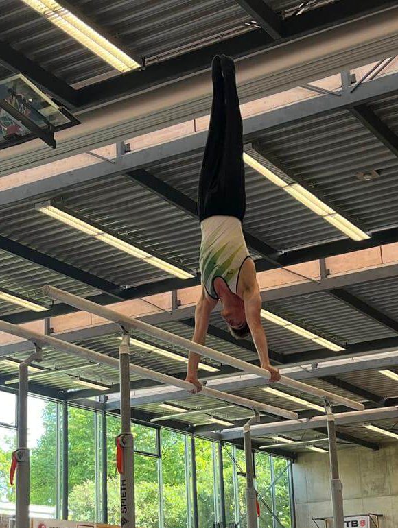 Mark Haupt beim Handstand am Barren Mark Haupt beim Handstand am Barren