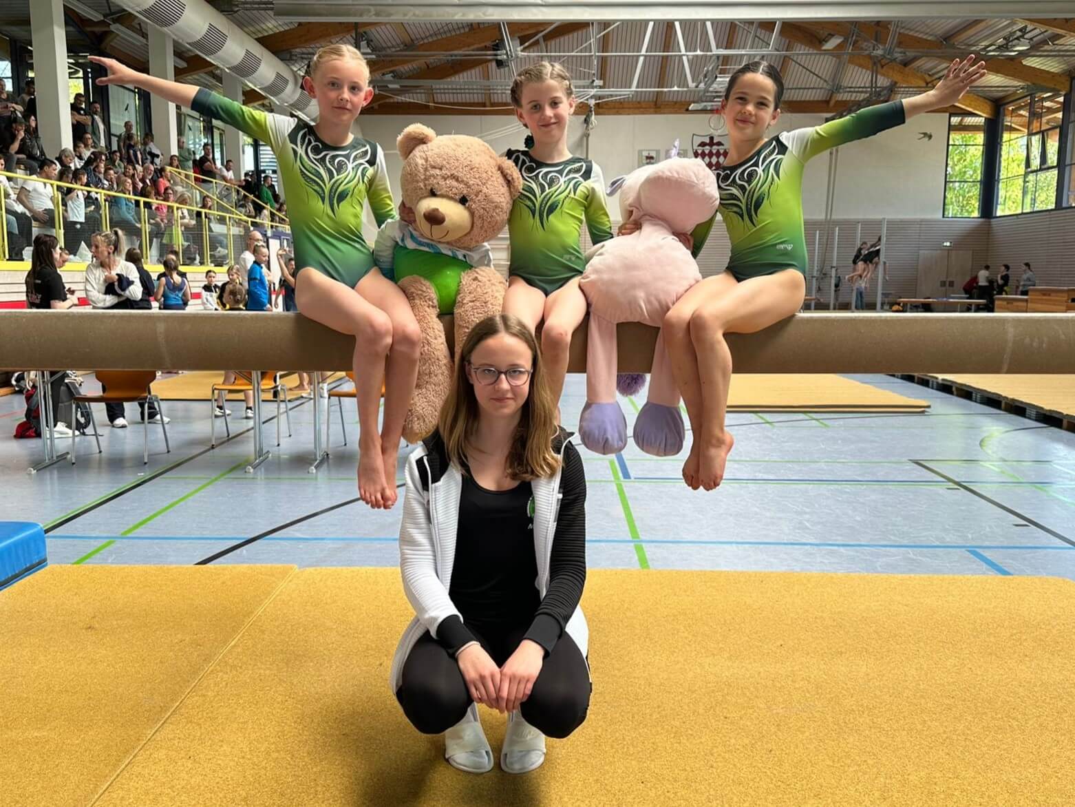 Turnerinnen Emma Zahn, Jule Speidel, Alina Noack mit Trainerin Milena Schaich Turnerinnen Emma Zahn, Jule Speidel, Alina Noack mit Trainerin Milena Schaich