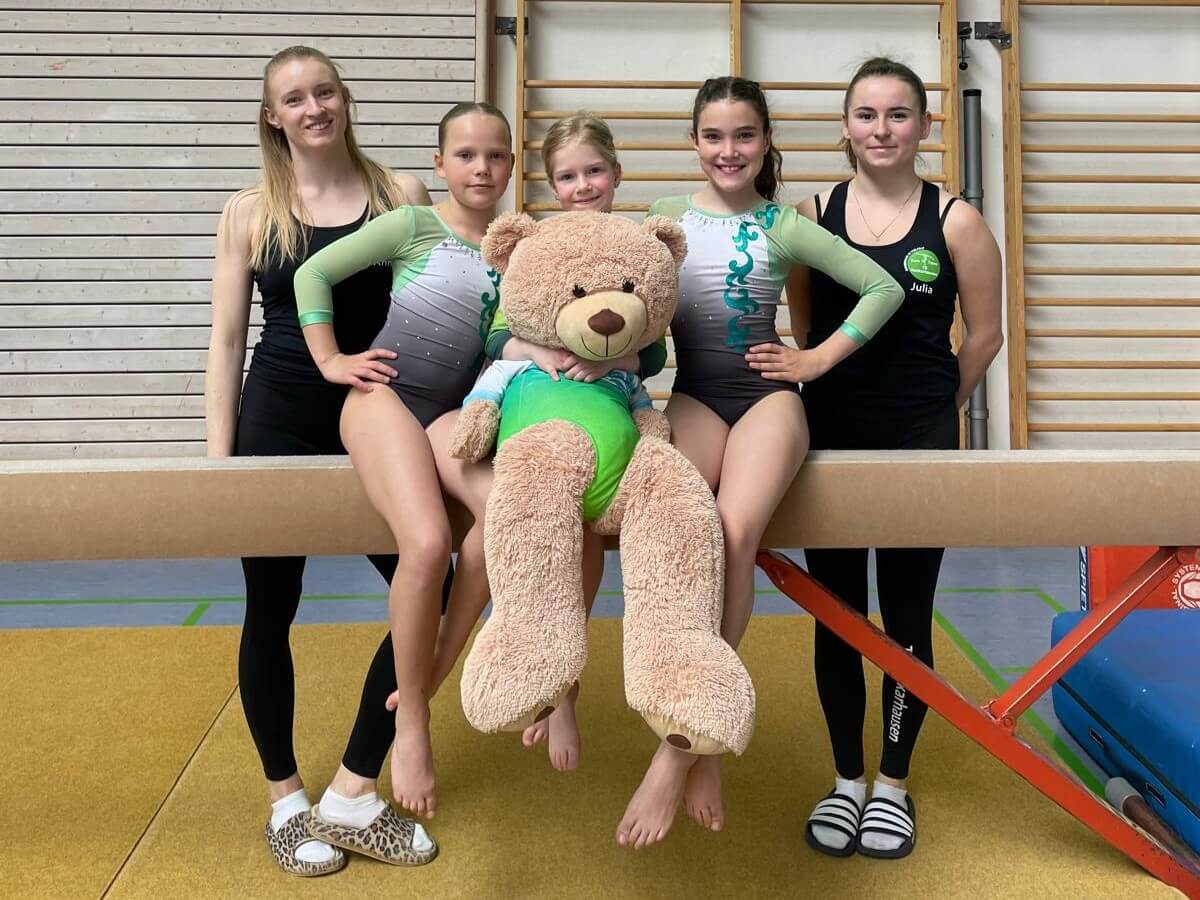 Turnerinnen Pia Petruz, Emma Weber, Tabea Klingler mit Trainerinnen Annika Jooss und Julia Renzler Turnerinnen Pia Petruz, Emma Weber, Tabea Klingler mit Trainerinnen Annika Jooss und Julia Renzler