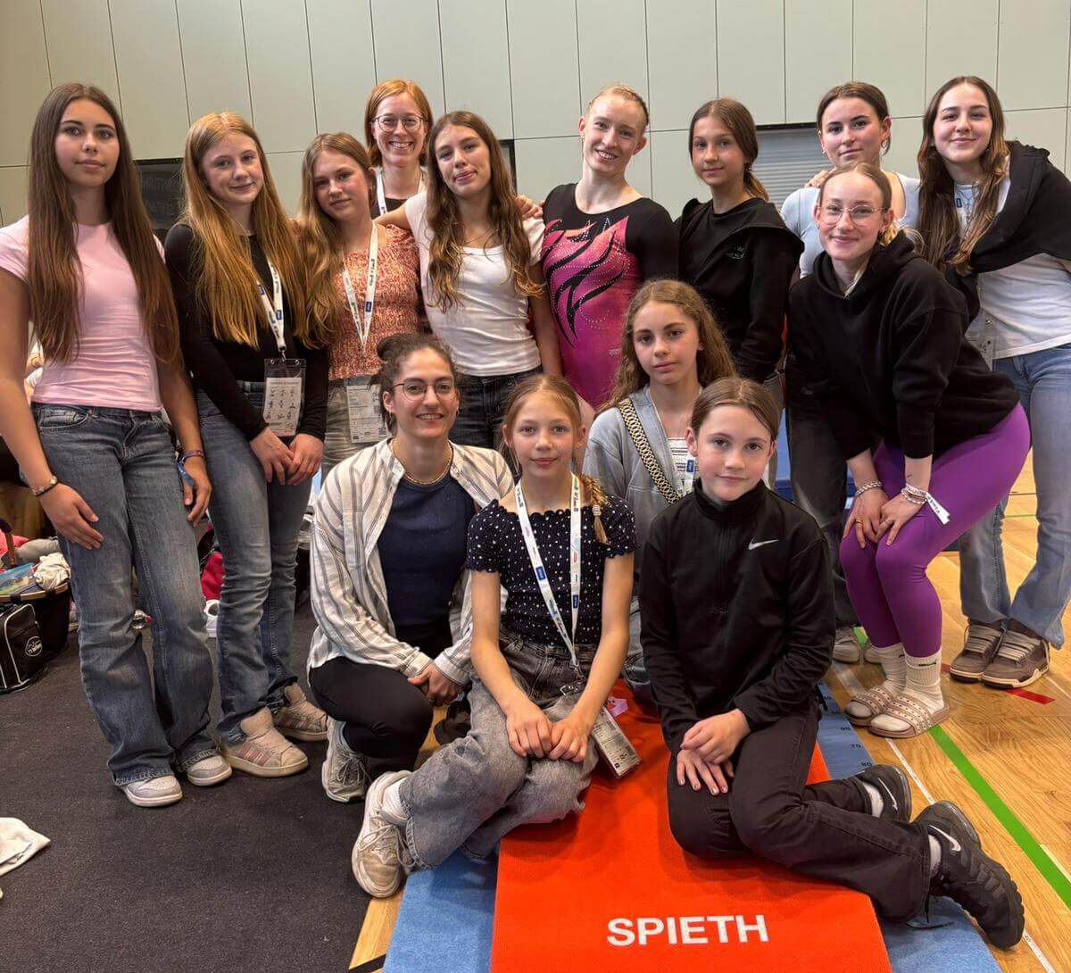Ligaturnerinnen unterstützen Annika Jooss bei ihrem Wettkampf