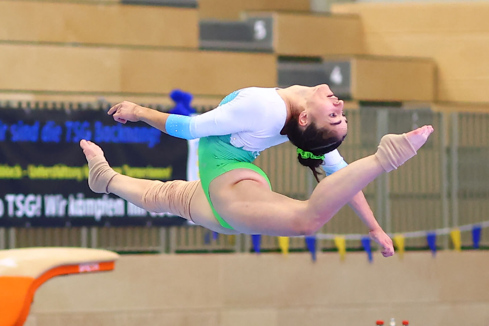 Tabea Preisendanz bei ihrem Durchschlagsprung zum Ring am Boden