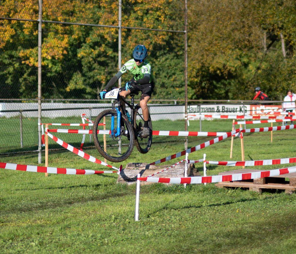 Lias Schmid überspringt die Hindernisse Lias Schmid überspringt die Hindernisse