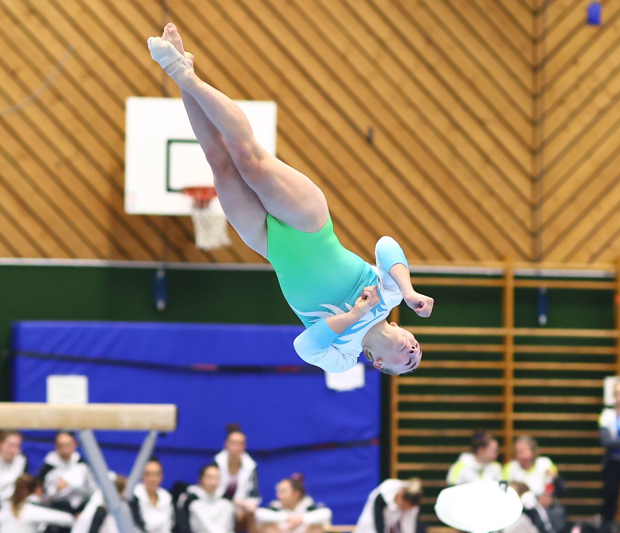 Franziska Cerny turnt schöne Bodenübung Franziska Cerny turnt schöne Bodenübung