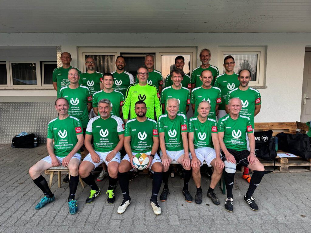 Neue Trikots für die Fußball-AH durch Sportsponsoring der Deutschen Vermögensberatung