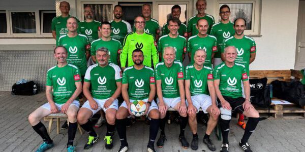 Neue Trikots für die Fußball-AH durch Sportsponsoring der Deutschen Vermögensberatung