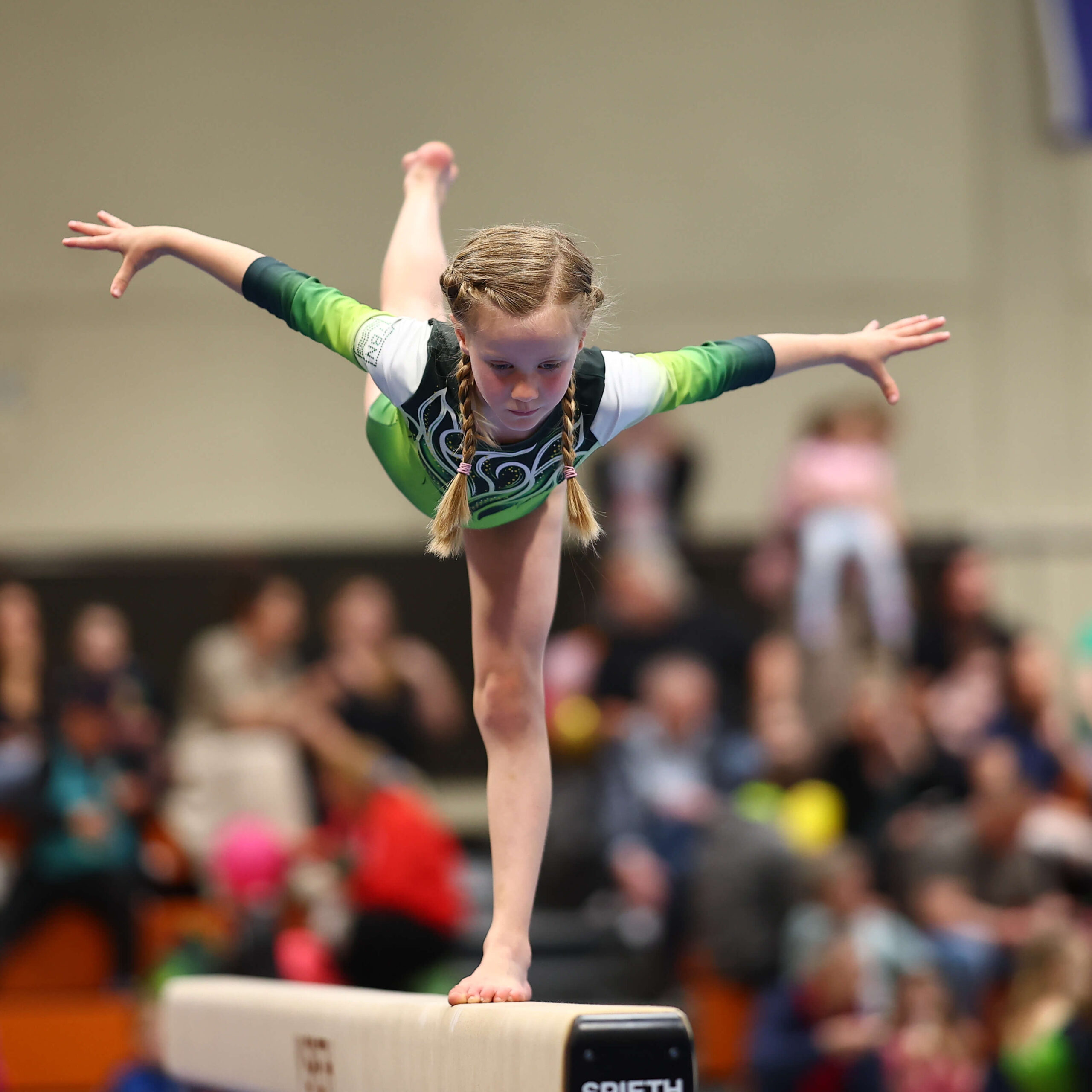 Pia Speidel steht auf dem Schwebebalken und macht eine Standwaage