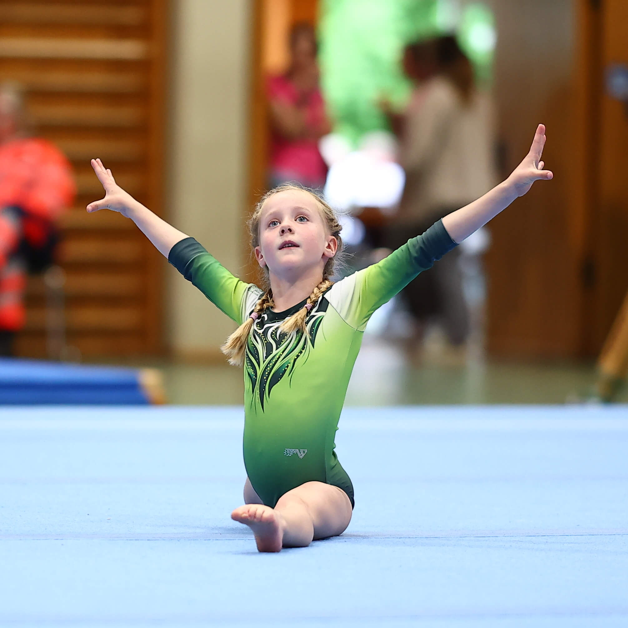 Pia Speidel im Spagat am Boden bei einem Wettkampf