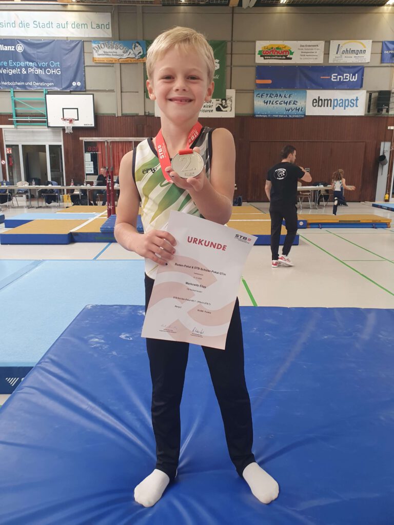 Elias Markowitz turnt sich auf Platz zwei beim STB-Schüler-Pokal der Altersklasse 7